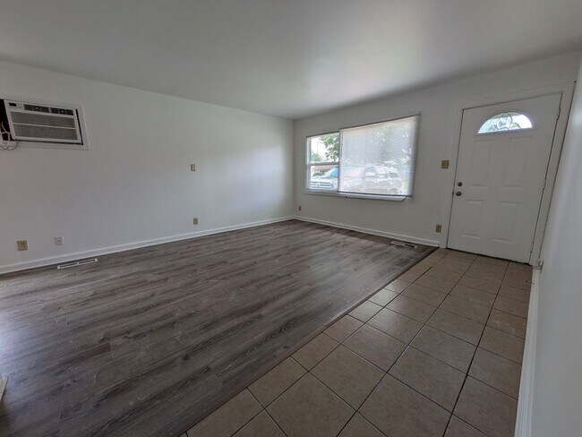 Building Photo - 3 bedroom available for immediate move in!