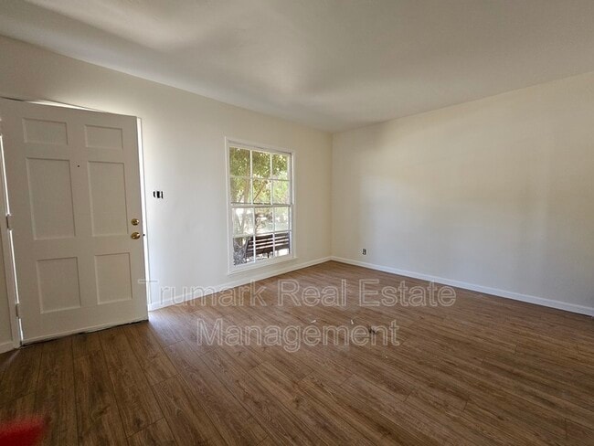 Building Photo - 1552 E Wilson Ave