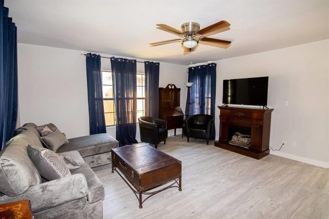 Building Photo - 701 N Pecan St