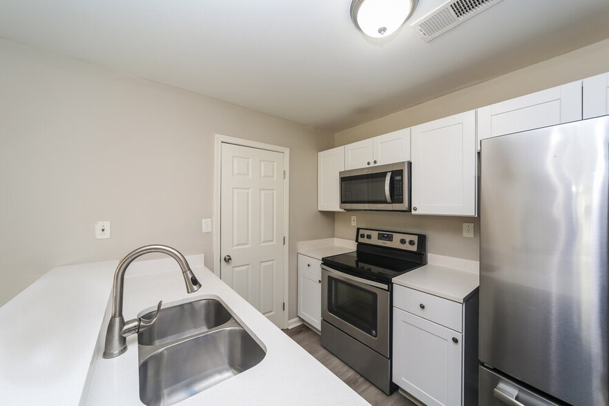 Building Photo - 6926 Parkbrook Ln