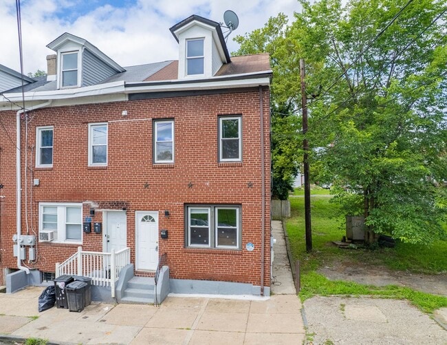 Building Photo - Freshly Renovated 4-Bedroom Home with Cent...