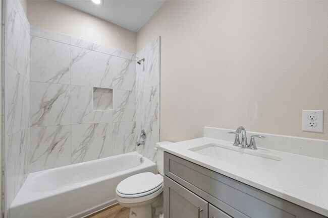 Building Photo - 9409 Clinton Dr