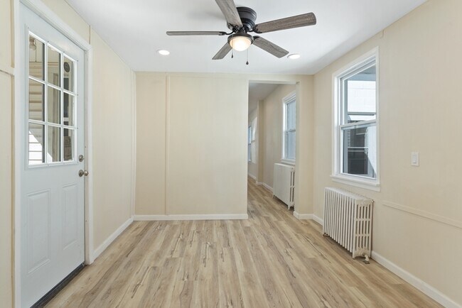Building Photo - 5 Bedroom Single Family in Brunswick