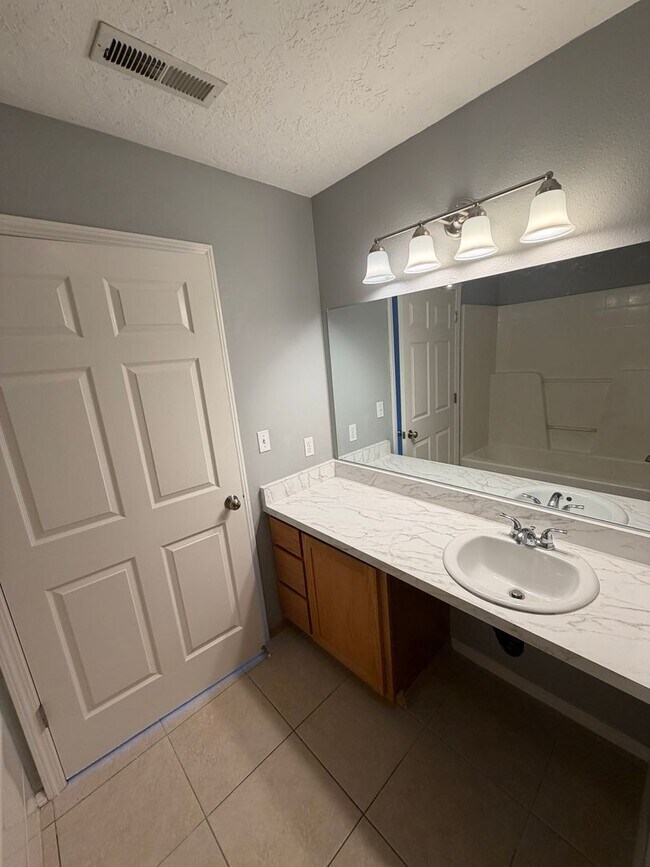 Building Photo - Large 2 Bedroom with Fenced Yard!