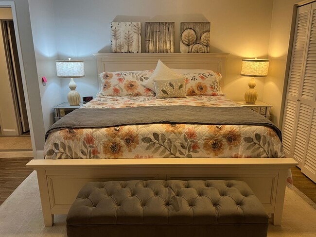 Building Photo - Walk to the beach from this 2BR FURNISHED ...