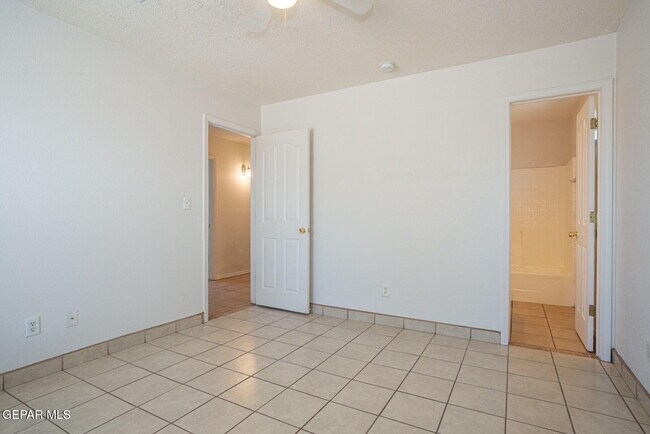 Building Photo - 2352 Tierra Blanda Dr
