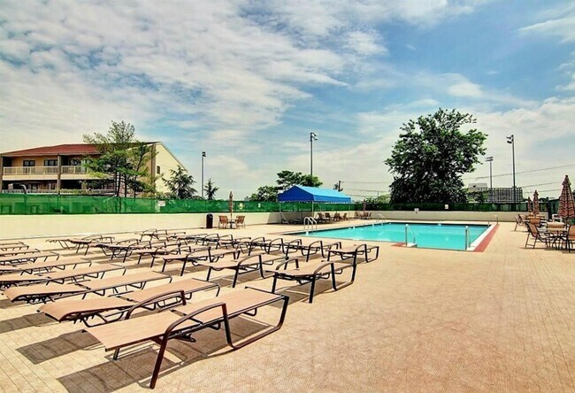 Building Photo - 1203 River Rd