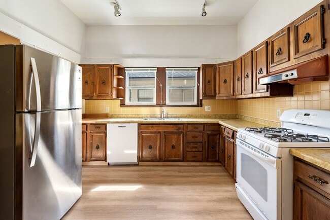 Building Photo - 5 Bedroom 2 Bathroom House - AVAILABLE JULY 2026 - MAY 2027