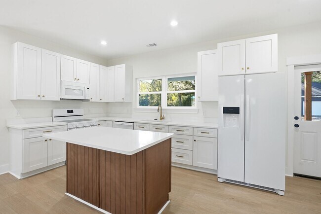 Building Photo - Spacious 3 Bedroom Home with Bonus Suite i...