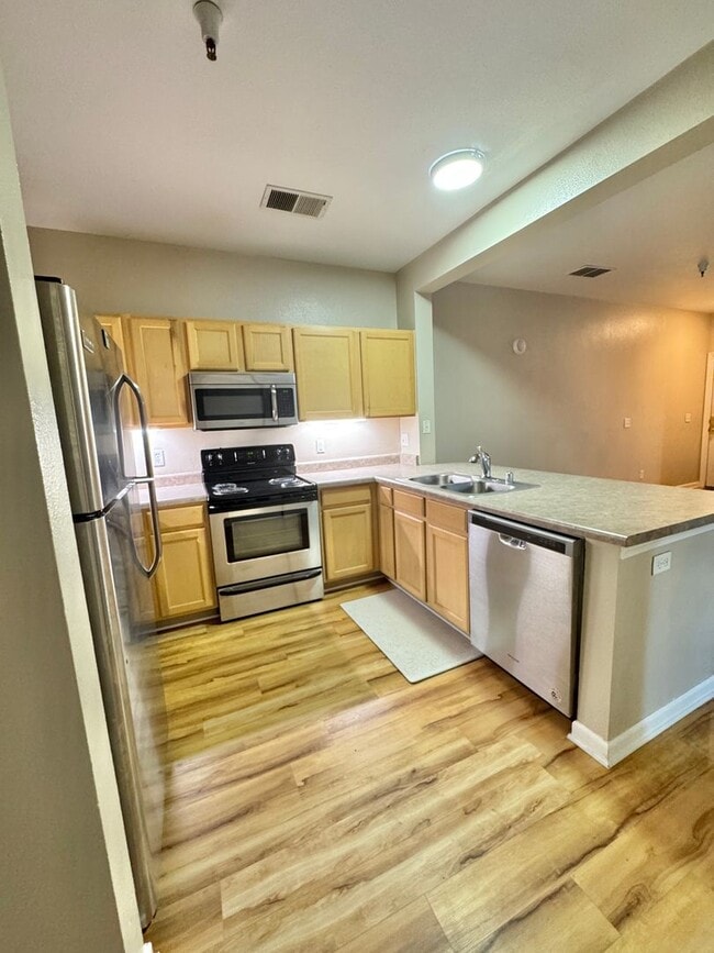 Building Photo - 4 Bedroom, 4 Bath Condo
