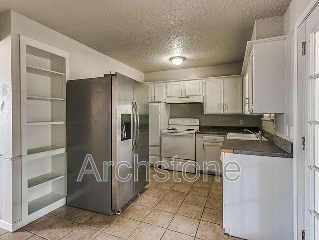 Building Photo - 3217 Overland Dr