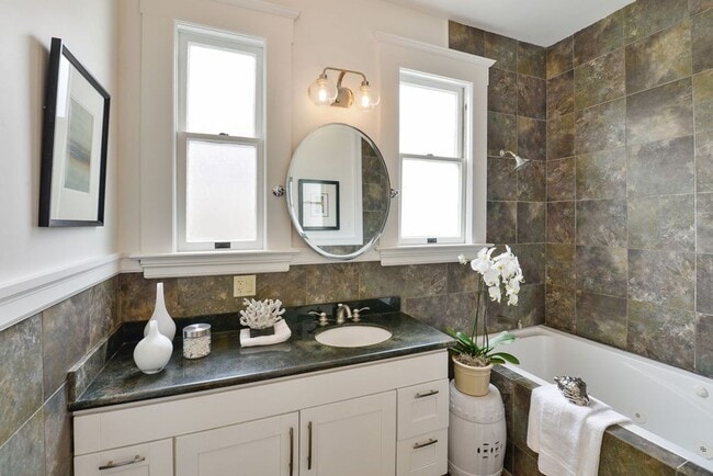 Building Photo - 151 Russ St