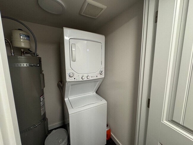 Building Photo - Jasmines Q