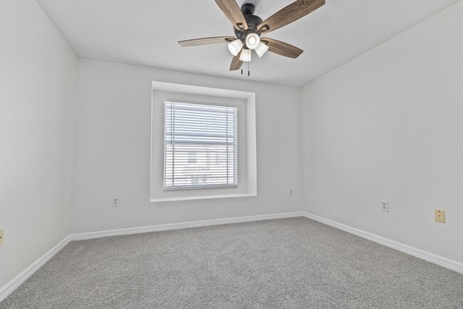 Building Photo - "Charming 3-Bed Townhouse with Granite Elegance in Ruskin - 1366 Sq Ft of Comfort!"