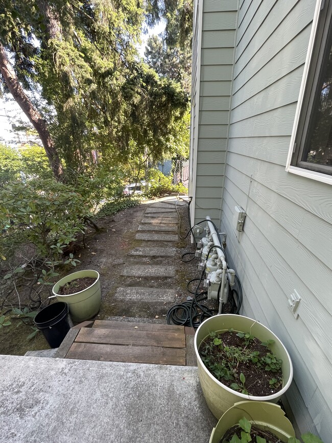 Building Photo - 9741 Woodlawn Ave N