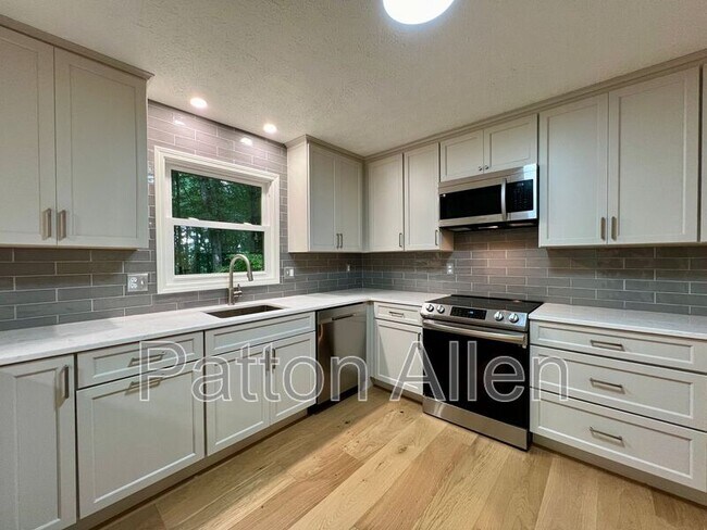 Building Photo - 9 Ravenwood Ln