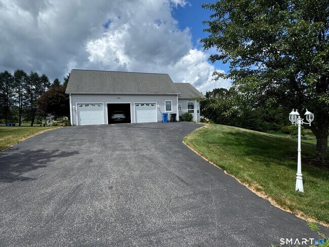 Building Photo - 556 Hill St