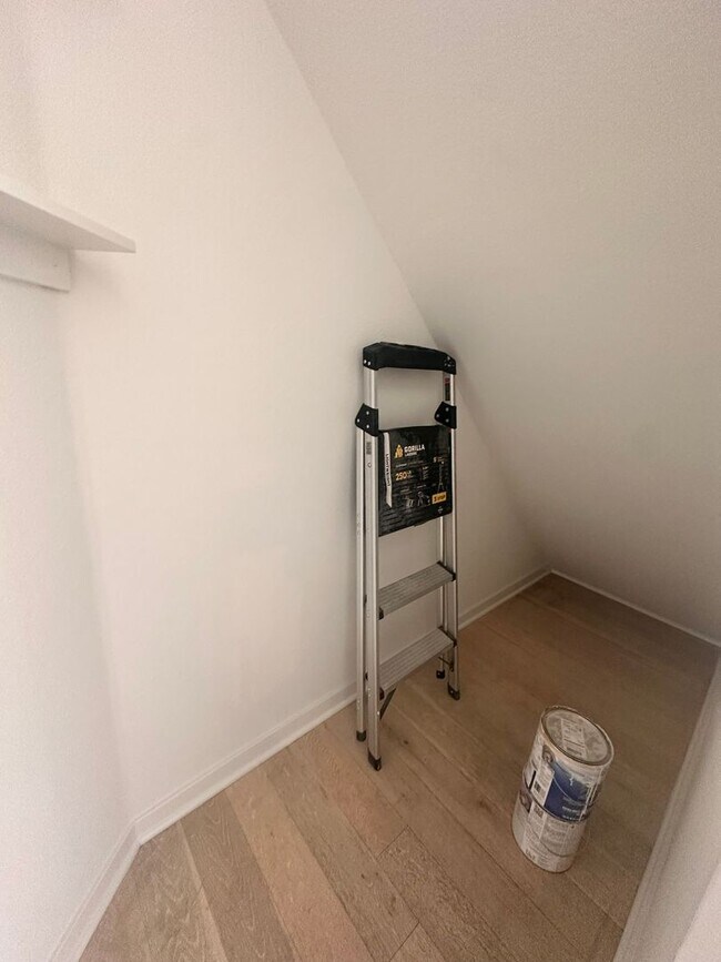 Building Photo - DOWNTOWN GEM - Two-level loft with private...