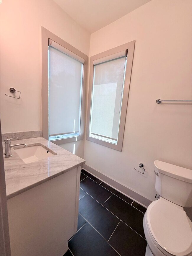 Building Photo - 3 bedroom/3.5 baths/ 12th S