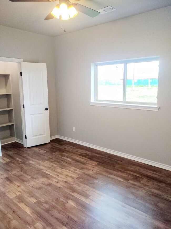 Building Photo - Newly constructed 3/2/1 in Sanger