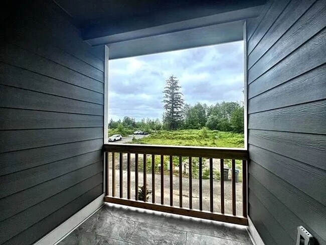 Building Photo - Modern 3BR / 2.5BA Townhome in Port Orchard – Spacious, Bright, and Conveniently Located