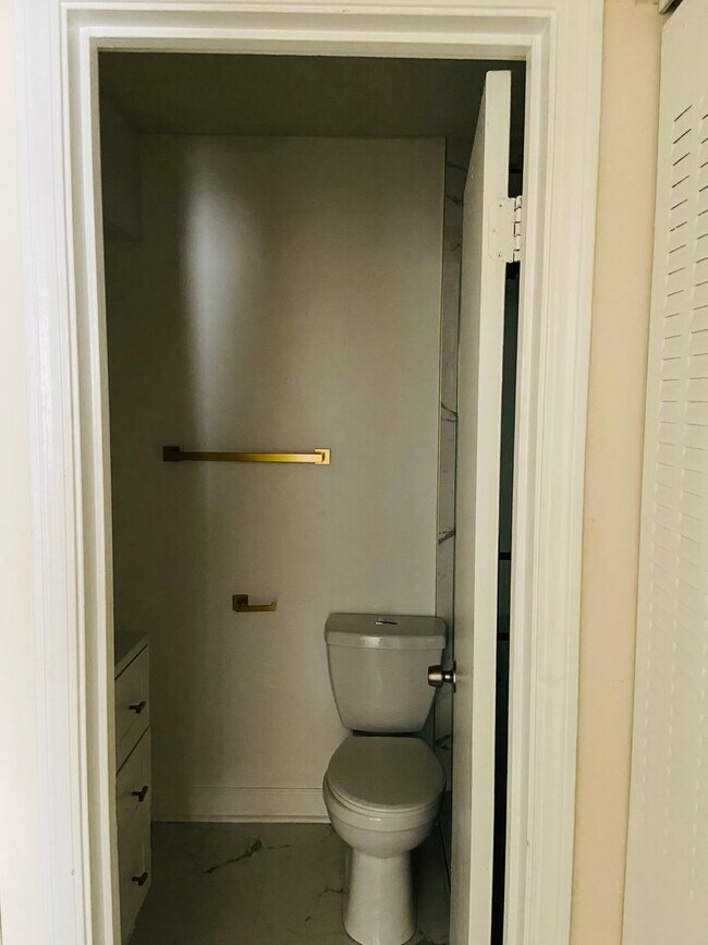 Building Photo - 3 bedrooms /2 bath Condo Available Now