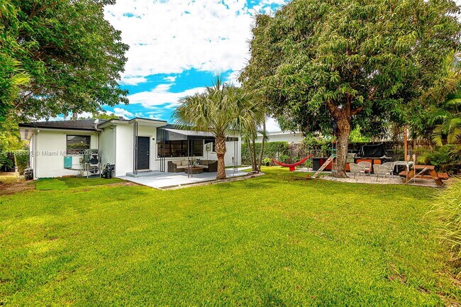 Building Photo - Fairway Drive, Miami Beach, FL 33141 - 3 B...