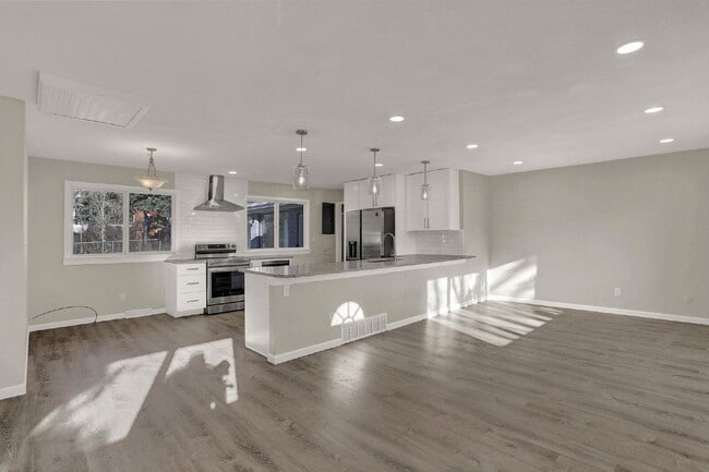 Building Photo - 817 Westmoor Dr