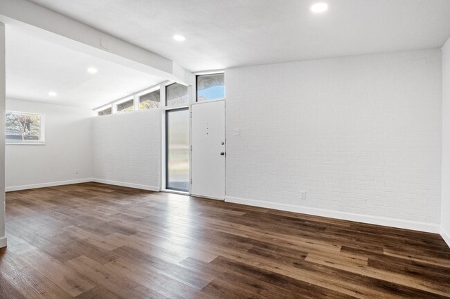 Building Photo - Large 3 bed home for Rent