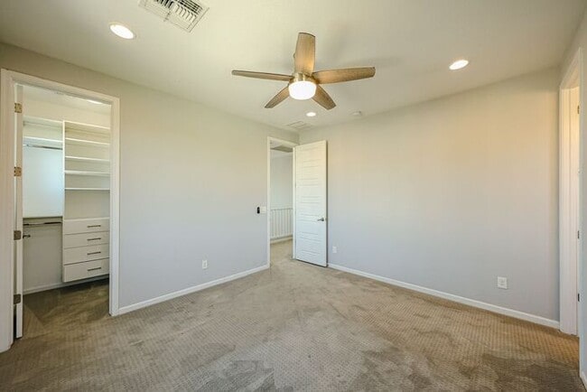 Building Photo - Beautiful 5bedrooms-2Baths Modern Style Home!