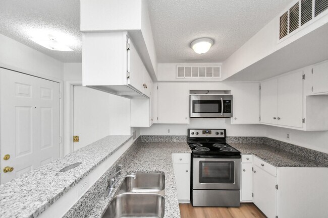 Building Photo - 10855 Meadowglen Ln