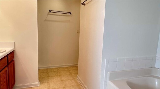 Building Photo - 6243 Shoreview Cir