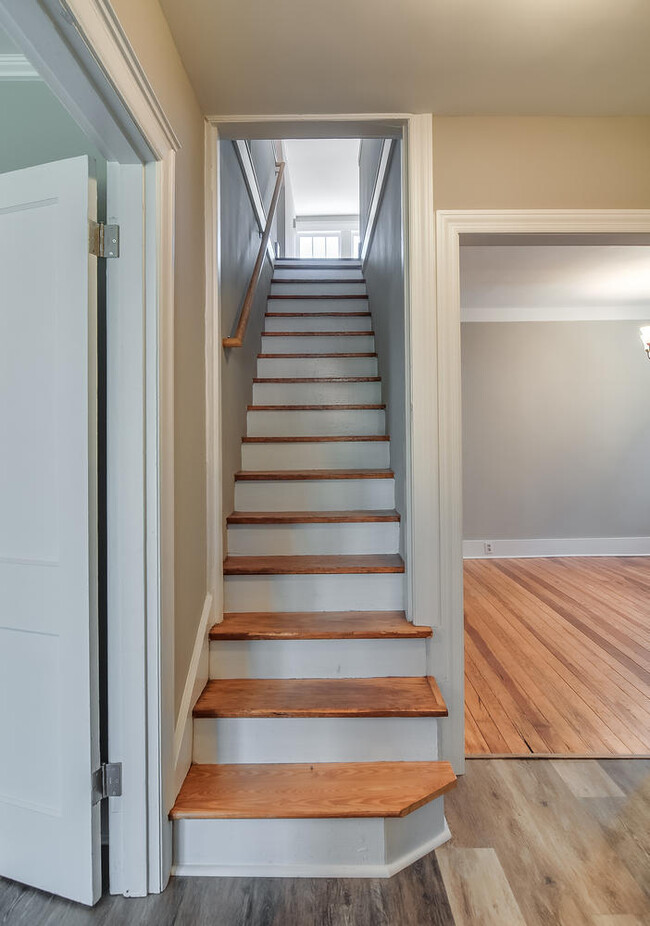 Building Photo - East Nashville Cottage!