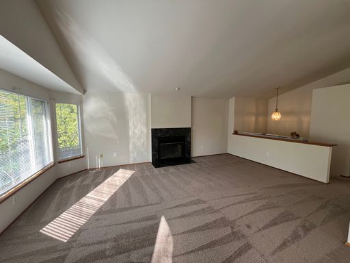 Building Photo - Spacious 3-bed/3-bath in Lake City's Meadowbrook neighborhood available for March 21st at $3695!