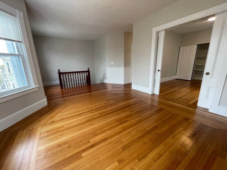 Building Photo - 27 Dix St