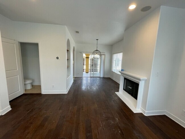 Building Photo - Rent Special - 2 weeks free rent!! 3 bedro...