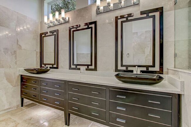 Building Photo - Stunning 5-Bedroom Pool Home on Nearly 2 Acres!