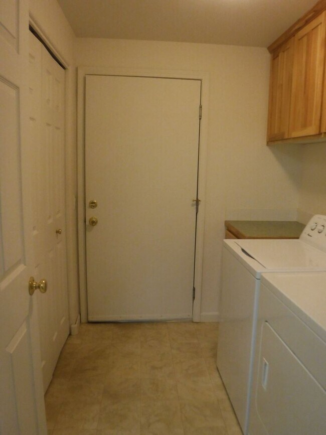 Building Photo - 2 Bed/2 Bath Apartment Located Near OSU/COCC Campus - Attached Garage