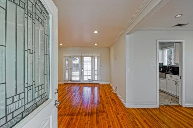Building Photo - CHARMING, BRIGHT & AIRY HOME ON LARGE CORN...