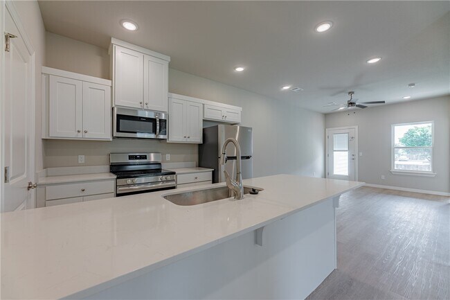 Building Photo - 1402 SW Poigai Wy