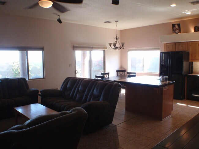 Building Photo - MESA DEL SOL POOL HOME