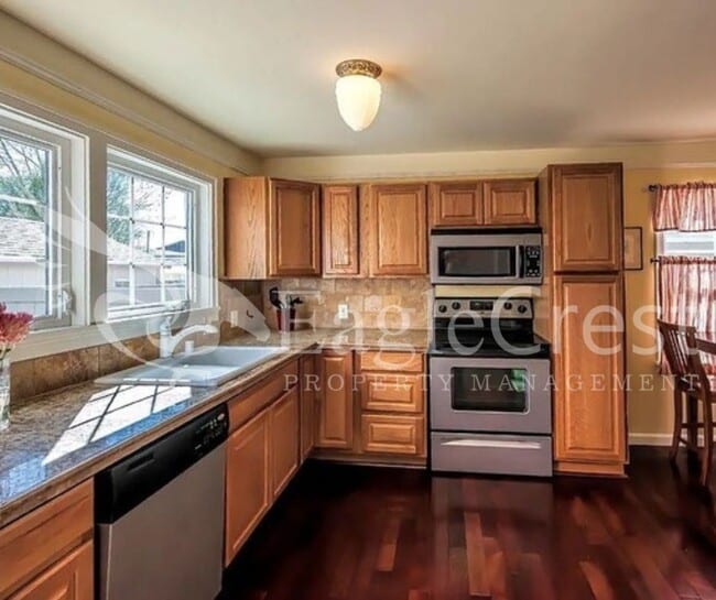 Building Photo - Charming Two Bedroom House with Bonus Room & Large Fenced Yard