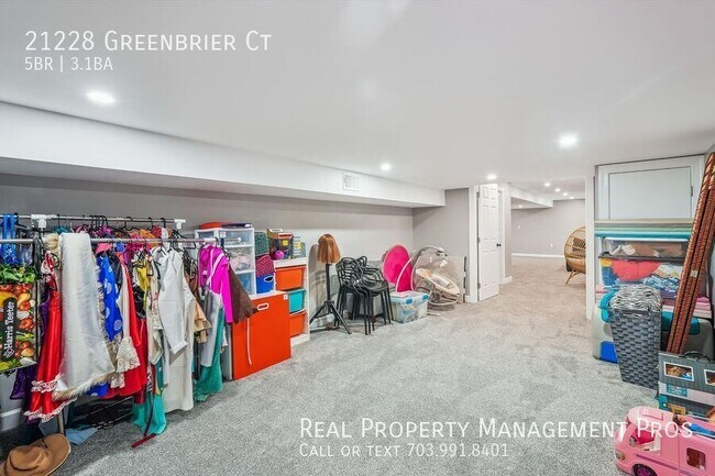 Building Photo - 21228 Greenbrier Ct