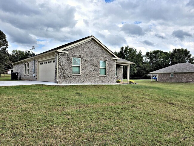 Building Photo - HOUSE for RENT Hartselle 3BR