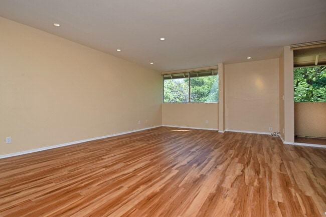 Building Photo - Luxurious 1+bdr, 1bath condo in prime Sher...