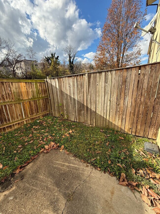 Building Photo - Beautiful 2 Bedroom 1 Bath Condo Conveniently Located