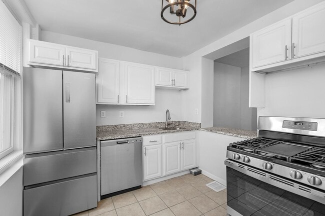Building Photo - Beautifully Renovated 3 Bedroom 2.5 Bathroom Rental with study in McElderry Park VOUCHER Holders ...