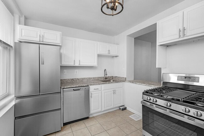 Building Photo - Beautifully Renovated 4 Bedroom 2.5 Bathroom Rental in McElderry Park VOUCHER Holders Wanted
