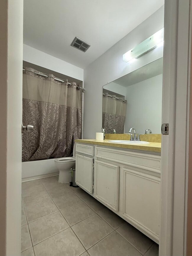 Building Photo - 1082 Greenhills Dr