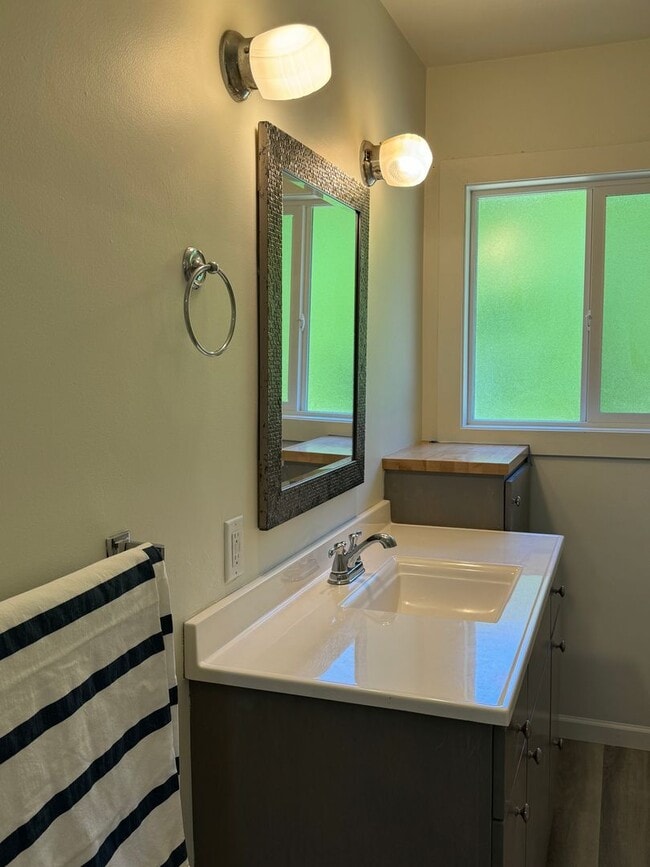 Building Photo - Fully updated 2 bed 1 bath single story duplex in a great location!